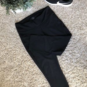 GAP Body Black Leggings Cropped. Size Large